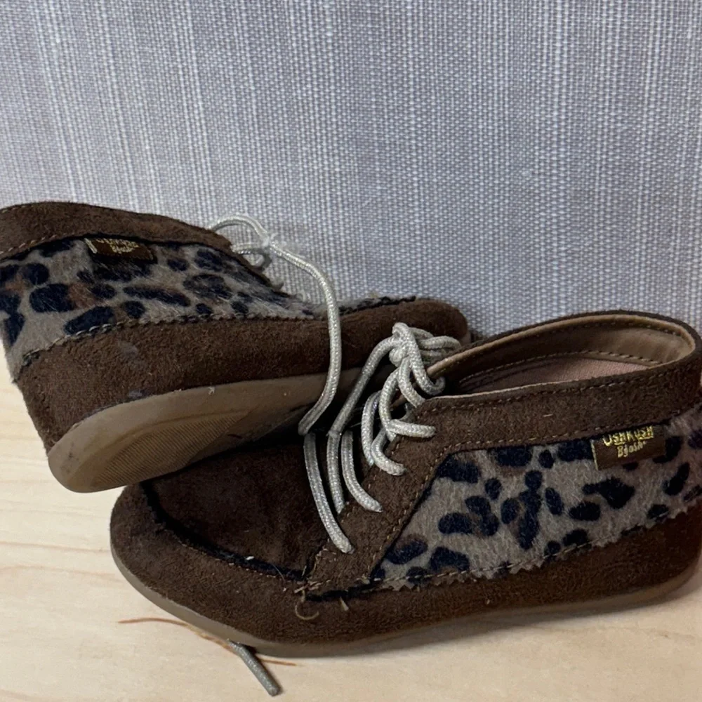 OshKosh Brown suede Leopard animal print lace up moccasin Shoes size 9